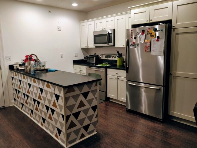 Building Photo - 74 Elm St