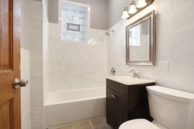Foto del edificio - 3245 W Division St