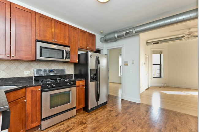 Photo - 1014 W Roscoe St Apartment