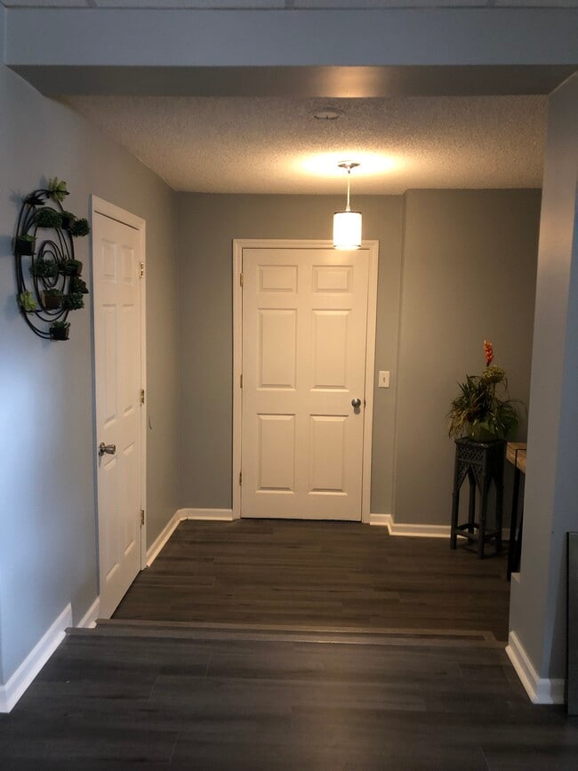 Apartment Entry - 120 N Woodland Blvd