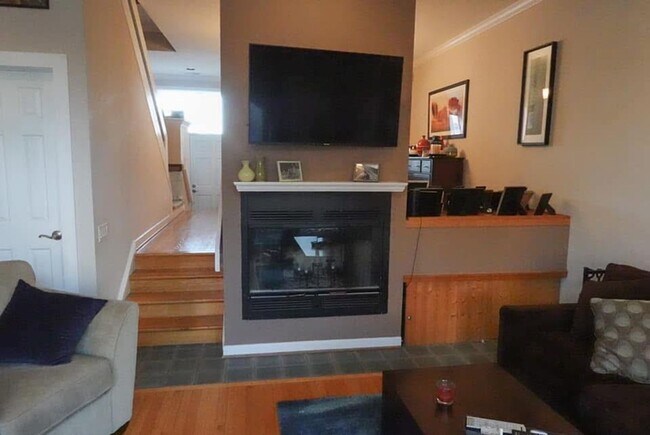 Foto del edificio - 3-bed, 2-bath GIANT townhouse + GARAGE, BA...