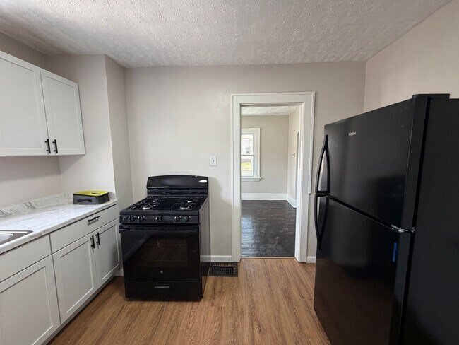 Foto del edificio - Move-In Ready 2-Bedroom Home with Large Yard and Covered Front Porch