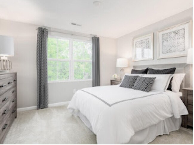 Dormitorio principal con baño privado - 13 Limestone Blvd