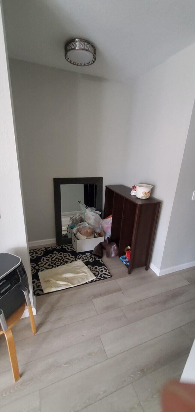 Entryway - 300 Glenwood Cir