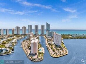 Building Photo - 300 Bayview Dr