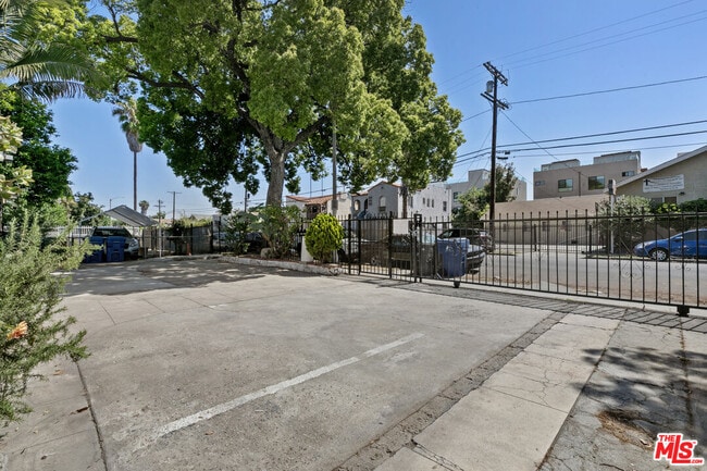Building Photo - 3913 S Budlong Ave