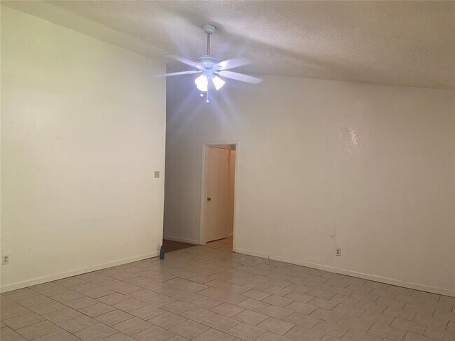 Foto del edificio - 5904 Thames Dr