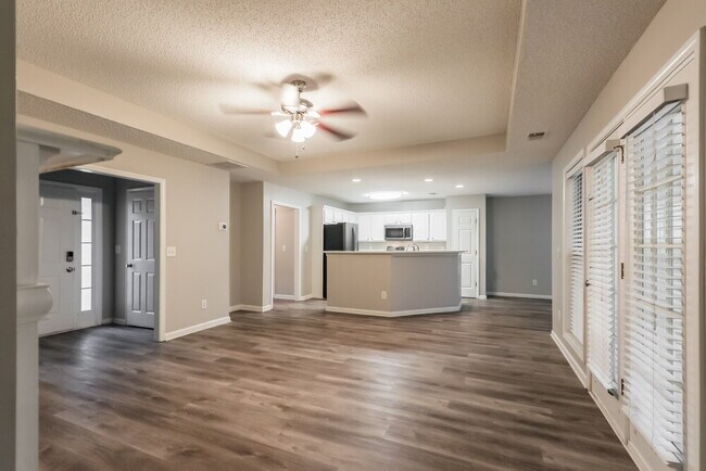 Foto del edificio - 173 Revolutionary Dr