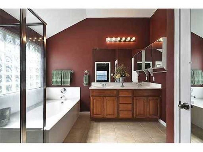 Building Photo - 1000 Abbeyglen Castle Dr