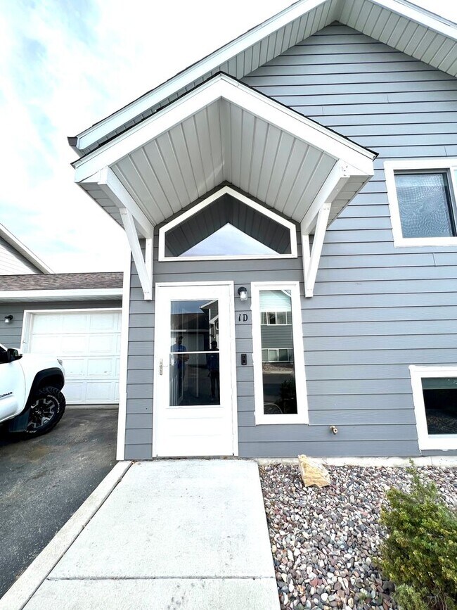 Building Photo - 2 Bed 1.5 Bath Town House W/ Attached Garage!