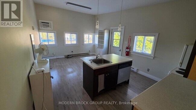 Photo du bâtiment - 6679-6679 Fourth Line Rd