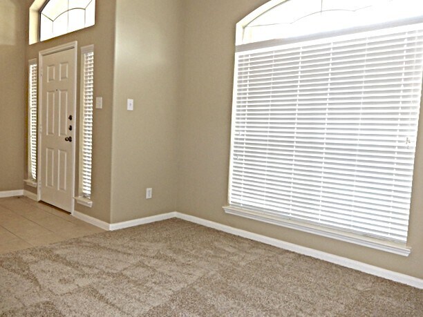 Foto del edificio - 423 Brushy Glen Dr