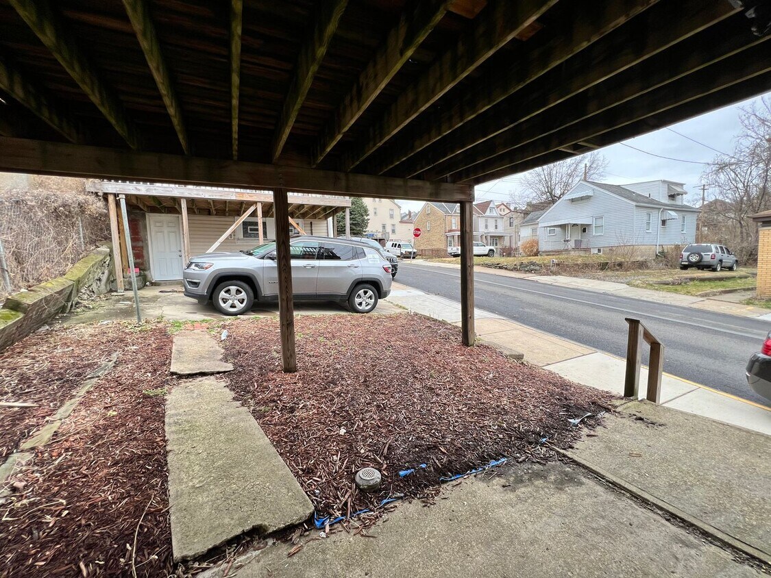 Primary Photo - Cute 2br house with deck and off street pa...