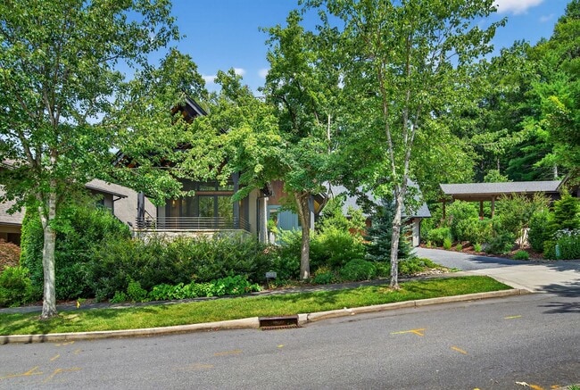 Building Photo - Stunning Luxury Home in the Village of Che...