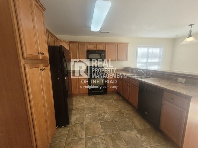 Building Photo - Clemmons 4 Bedroom home w/fenced yard!