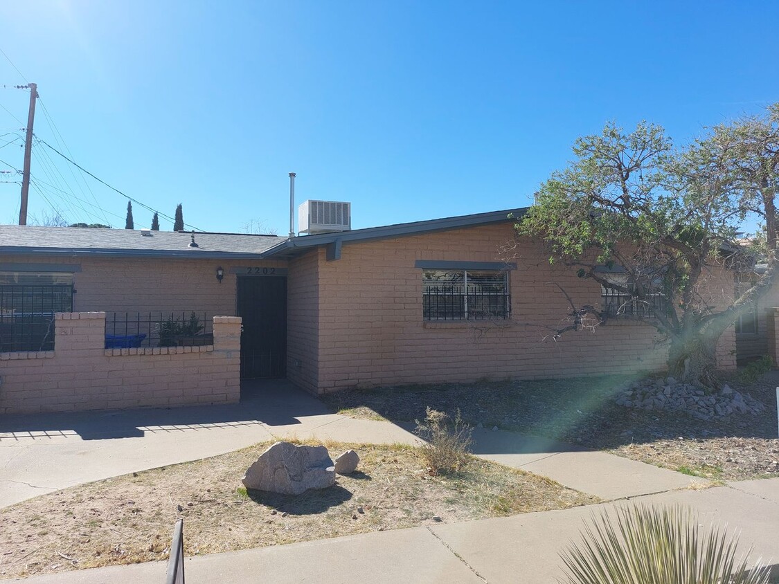 Foto principal - Roomy Duplex Apartment Convenient to NMSU