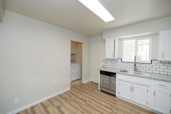 Foto del edificio - 724 E Hedges Ave
