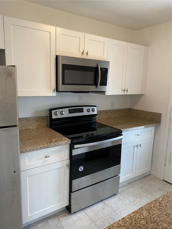 Building Photo - 500 E Country Club Cir