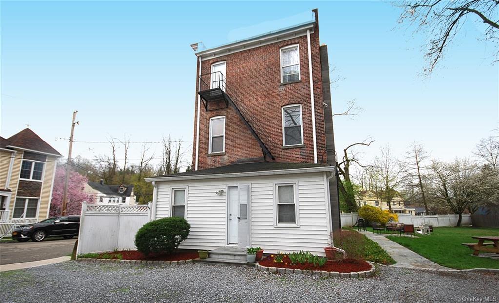 Primary Photo - 185 Grand St