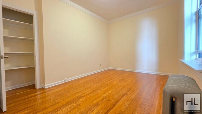 Foto del edificio - Bright 4th-Floor 1-Bed with Triple-Window Living Room in Greenwich Village
