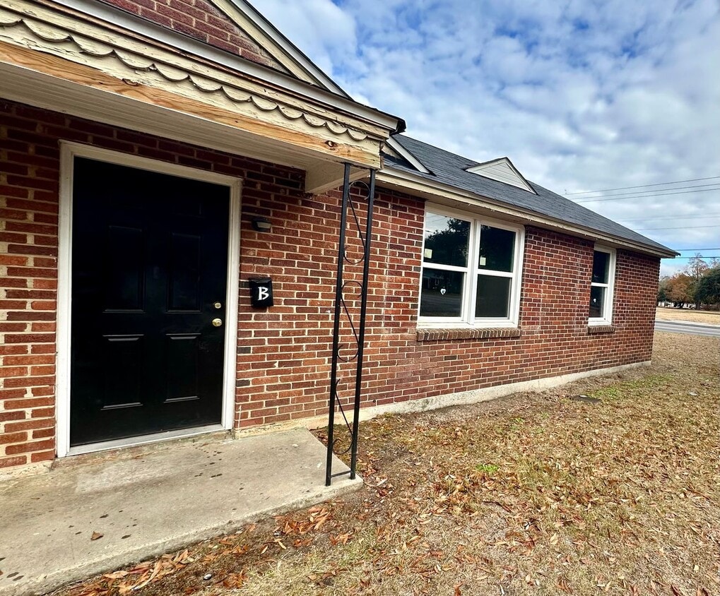 Primary Photo - 706 B