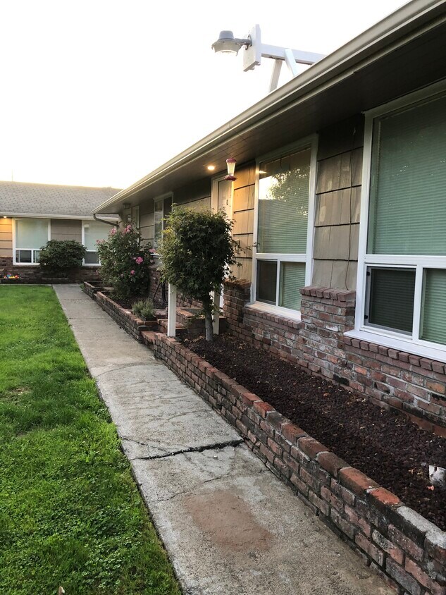 Primary Photo - 1308 Willow Rd E