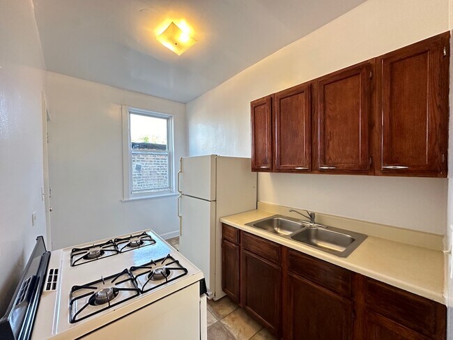 Building Photo - 1540 N Kedzie Ave