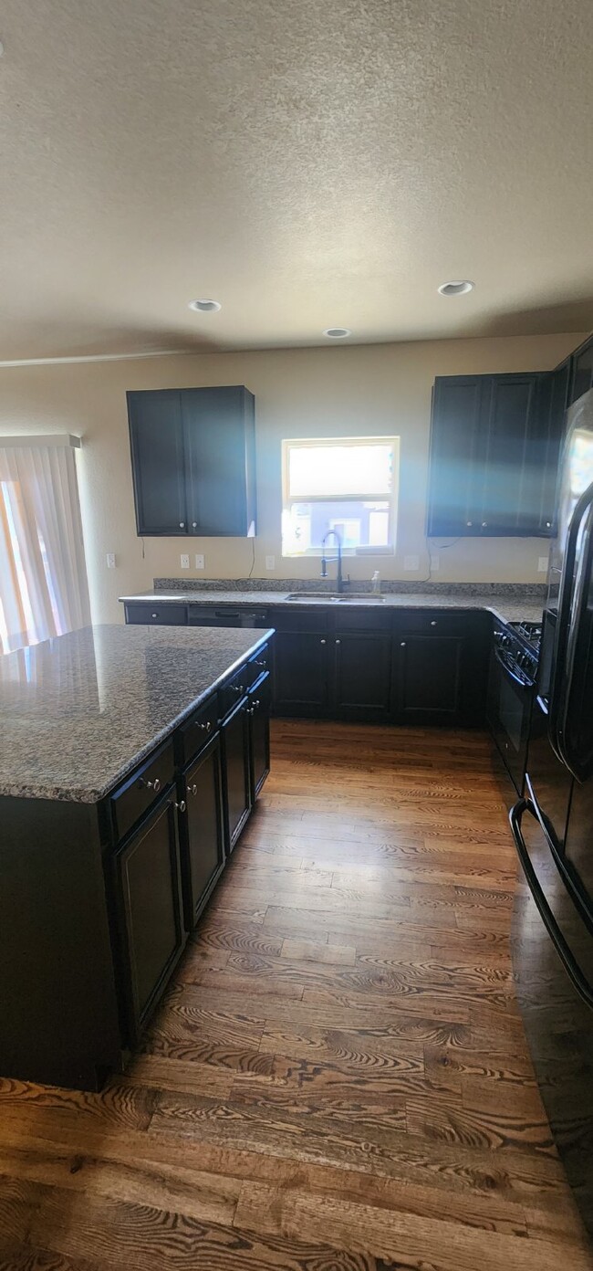 Building Photo - 4 Bed Home with Spacious Layout in NE Colo...