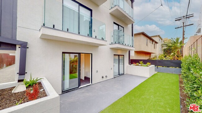 Foto del edificio - 1214 N Orange Dr