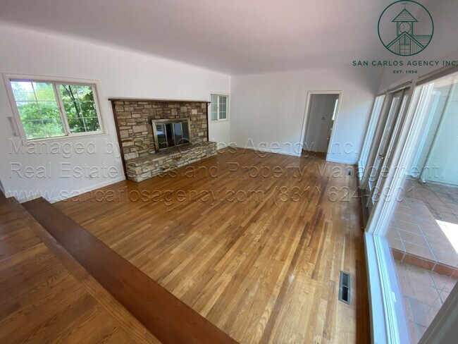 Foto del edificio - Spacious Three Bedroom Home in Carmel Hills on Gorgeous Lot