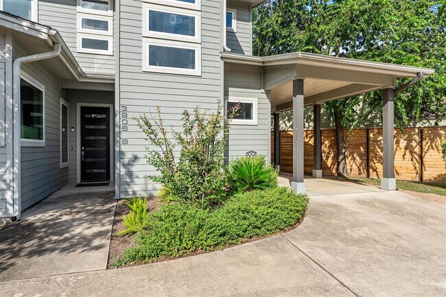 Foto del edificio - 3806 Bull Creek Rd