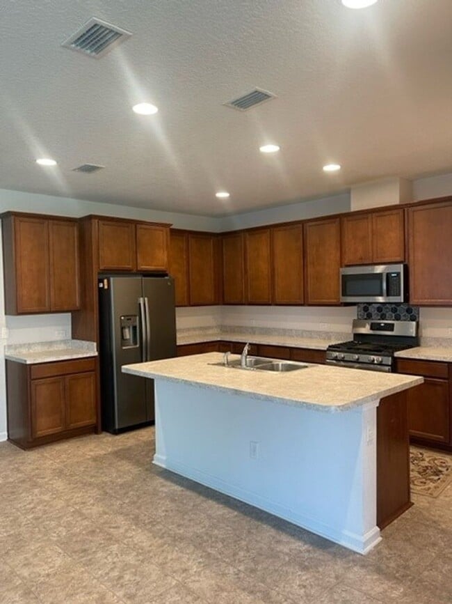 Building Photo - 4 BR 3 BA