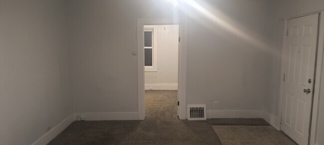 Sala de estar - 1019 E Bridge St