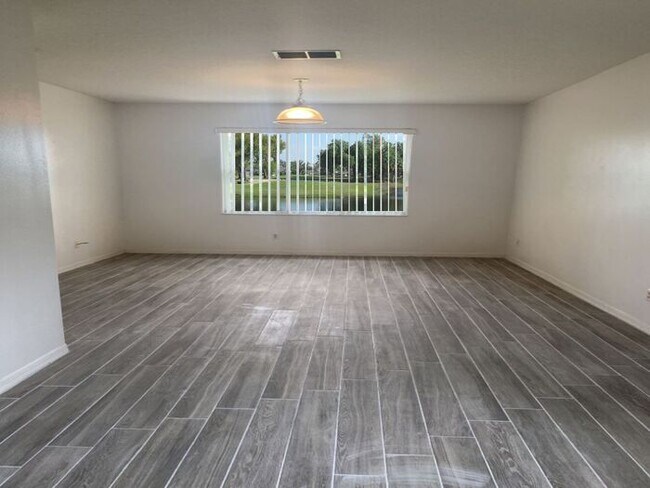 Building Photo - Single Family Home in The Oaks