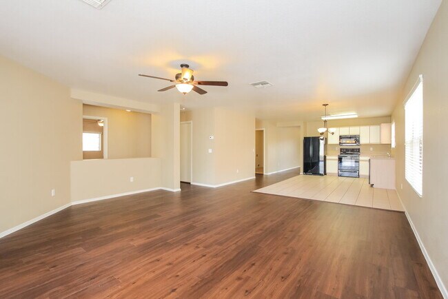 Foto del edificio - 15830 W Gelding Dr