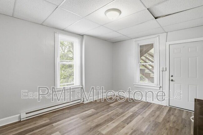 Building Photo - 207 N Mulberry St