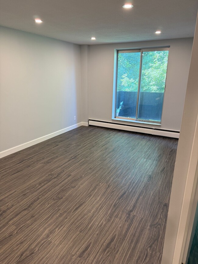 Building Photo - 84 Rosemount Av