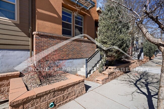 Building Photo - Spacious Modern Town Home with Attached 2 Car Garage!