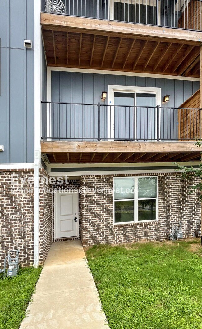 Foto del edificio - 1067 Montague Pl