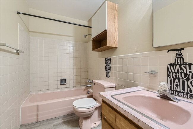 Building Photo - Affordable 3bed/ 1 bath apartment 1 month ...