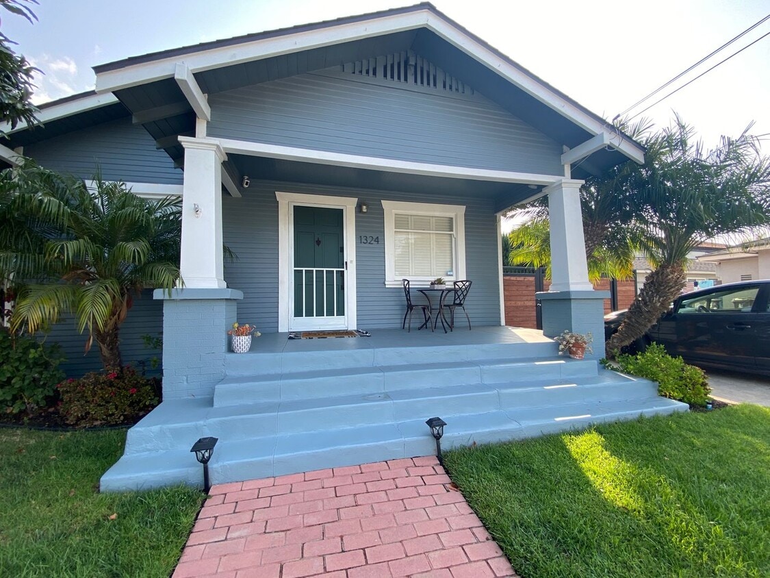 Primary Photo - Charming 2 Bedroom 1 Bath home in desirabl...