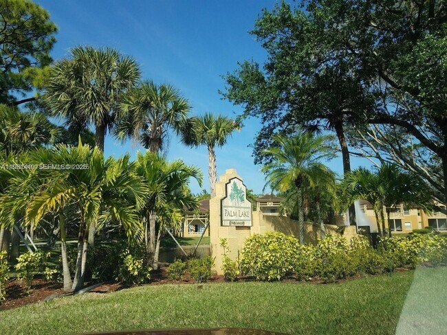 Foto del edificio - 4863 Via Palm Lakes