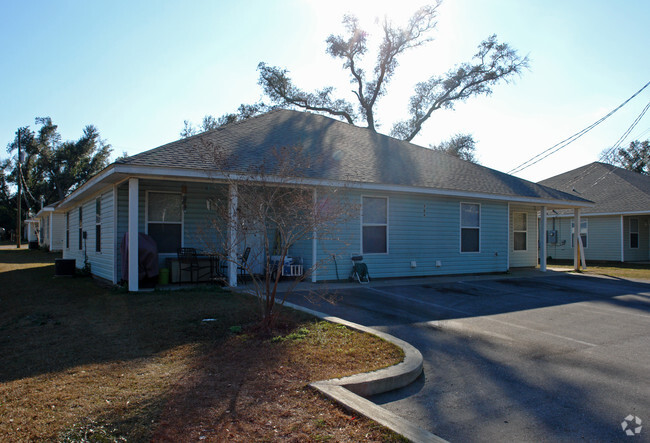 Building Photo - 909 E Johnson Ave