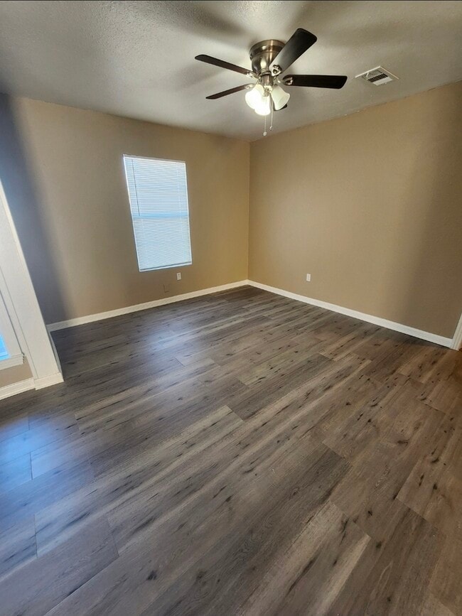 Building Photo - Move in ready!