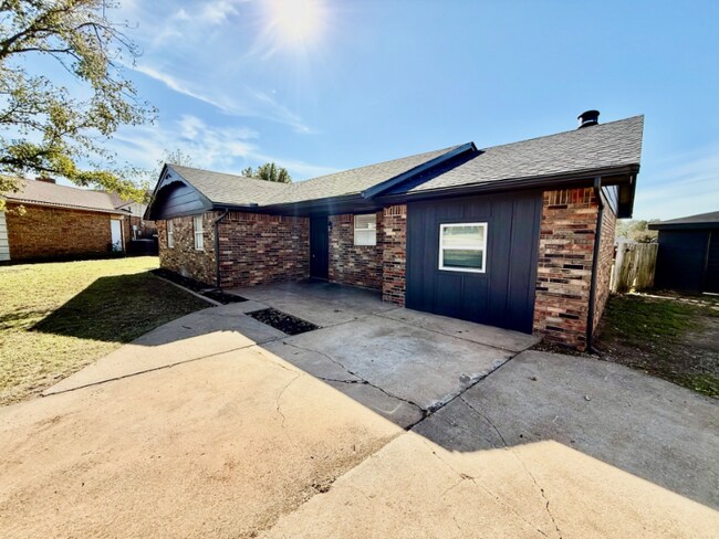 Building Photo - 2104 Linwood Pl