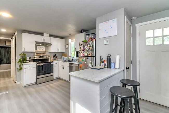 Foto del edificio - Updated 2 bedroom manufactured home on large corner lot