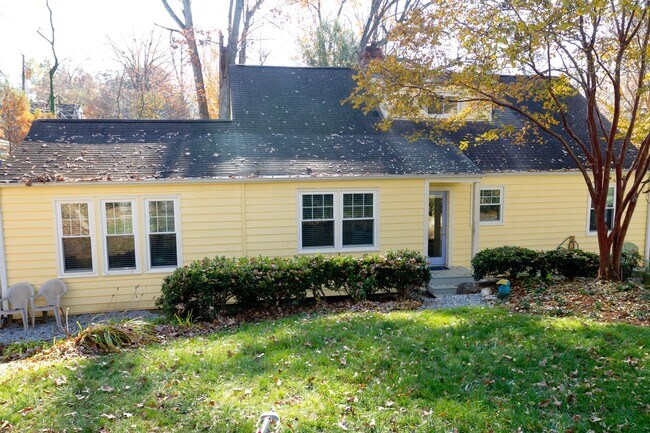 Building Photo - AVAILBLE NOW TO VIEW/LEASE! Classic Ardmor...