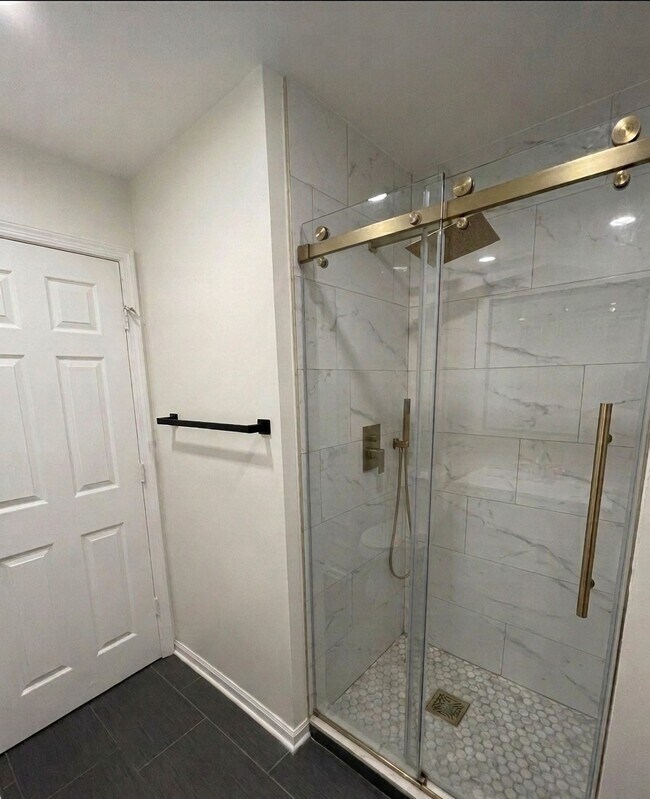 Walk-in shower - 10024 Vanderbilt Cir