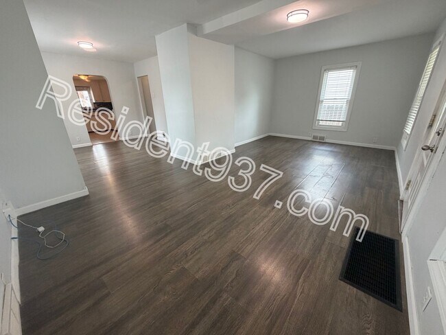 Building Photo - Spacious 2 Bed 1 Bath Home