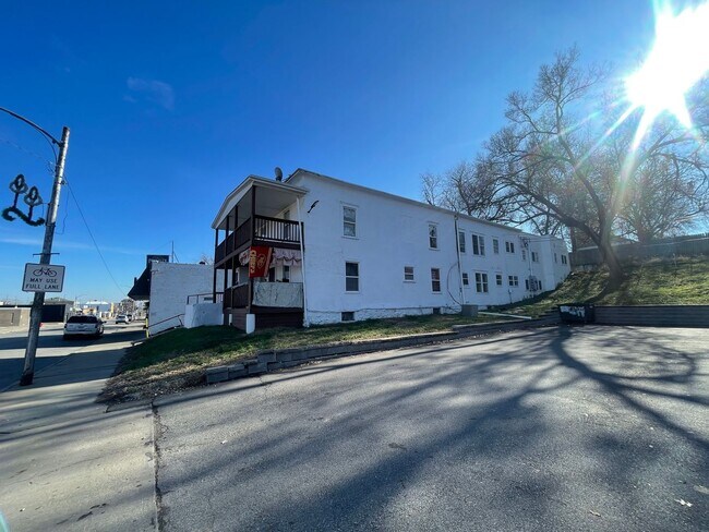 Building Photo - Argentine Studio Apartment available NOW